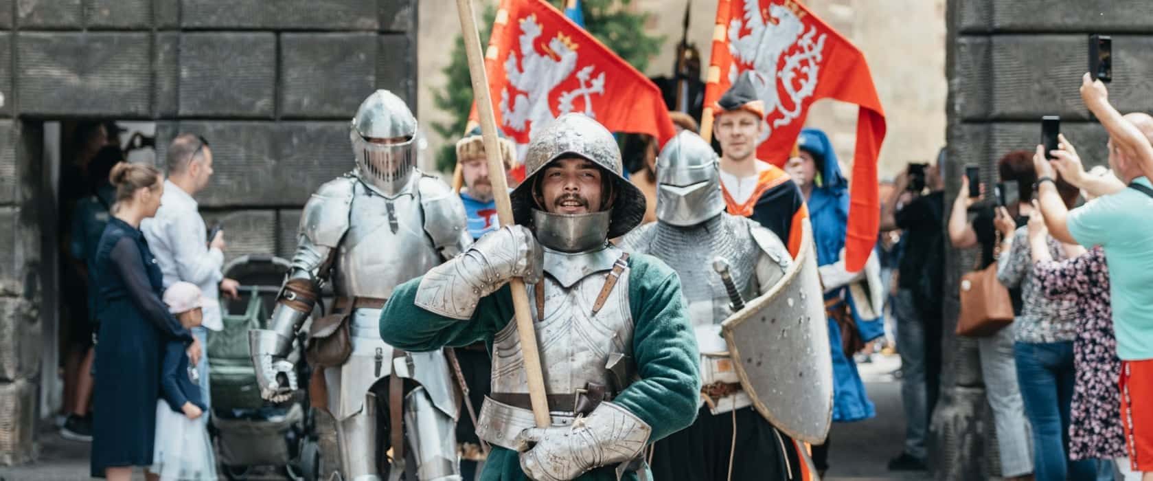 Čeští králové v dobových kostýmech v Průvodu králů