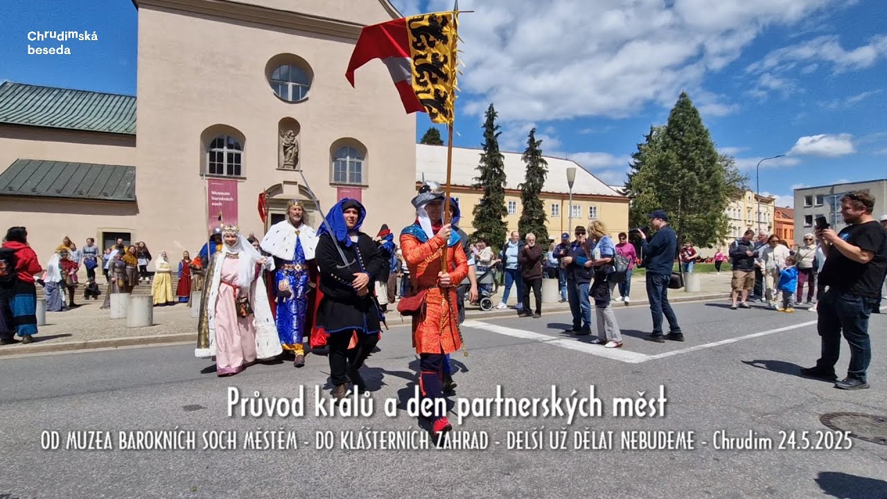 Průvod králů v ulicích — záběr z videa